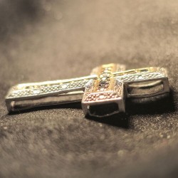 Kuld rist teemandiga 585...