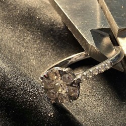 Kuld sõrmus teemandiga 585...